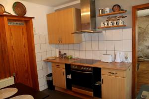 een keuken met een aanrecht en een fornuis top oven bij Villakunterbunt in Nettetal
