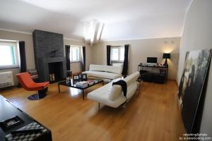 uma sala de estar com um sofá branco e uma lareira em Quarto Piano Rooms em Gênova