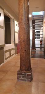 una columna en el medio de una habitación con una escalera en Appartementen BuitenWedde Westerwolde, en Wedde