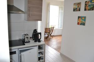 eine Küche mit einer Spüle und einer Arbeitsplatte in der Unterkunft Les Lauriers in Villefranche-sur-Mer