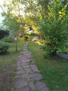 a stone path in a yard with a tree at Ferienwohnung Tischneck in Schramberg