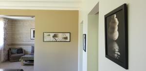 a hallway with a living room with white walls at COTTAGE privé avec TERRASSE et PISCINE - bord de LAC & FORÊT in Miramont-de-Guyenne