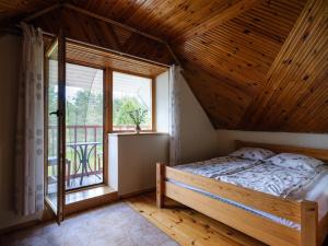 A bed or beds in a room at Sodyba - Antalieptės marios