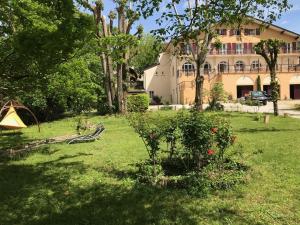 Photo de la galerie de l'établissement Logis Hôtel Restaurant Le Castel Fleuri, à Saint-Jean-en-Royans