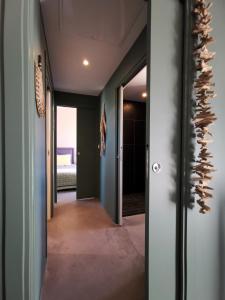 un couloir menant à une chambre avec un couloir dans l'établissement Derrière la plage : suite, patio et pergola, au Bois-Plage-en-Ré