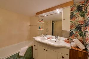 baño con lavabo y espejo grande en L'Angle du Lac - Duplex feet in the water of Lake Annecy, en Duingt
