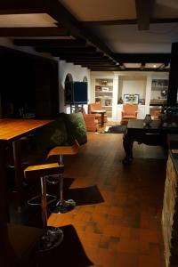- un salon avec un canapé et une table dans l'établissement Landhaus Akazienhof, à Nordstemmen