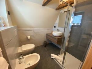 a bathroom with a toilet and a sink and a shower at B&B Torri di Veglia in San Domenico