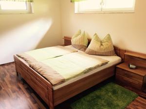 un letto con due cuscini sopra in una camera da letto di Das Ferienhaus ad Attersee am Attersee