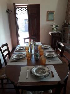 una mesa de madera con platos y utensilios. en EMMA E ADELE HOUSE, en Marlia