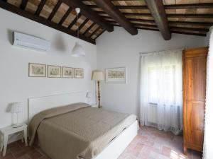 A bed or beds in a room at Casale Cenerelli