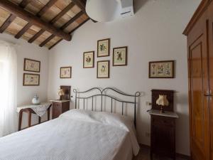 A bed or beds in a room at Casale Cenerelli