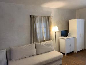 ein Wohnzimmer mit einem weißen Sofa und einer Lampe in der Unterkunft U Dr. Fausta in Slavonice