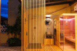 uma porta para uma casa de banho com WC num quarto em Luxury Penthouse with Sea View - New Sanification Protocol em Pescara