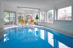 Bazén v ubytovaní Landhotel Gasthof Zwota alebo v jeho blízkosti