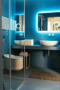uma casa de banho com 2 lavatórios, uma banheira e um espelho. em Luxury Penthouse with Sea View - New Sanification Protocol em Pescara