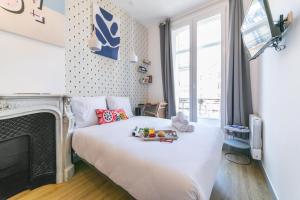 ein Hotelzimmer mit einem Bett und einem Kamin in der Unterkunft Apartments WS Haussmann - La Fayette in Paris