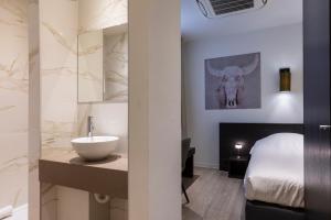a bathroom with a sink, toilet, and bathtub at The Market by Parkhotel in Kortrijk