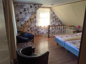 - une chambre avec un lit, deux chaises et une fenêtre dans l'établissement apartment 1, à Kuressaare