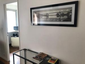 un salon avec une table et une photo sur le mur dans l'établissement Hyper-Centre historique avec possibilité de réservation parking, à Toulouse 24 autres photos
