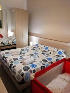 1 dormitorio con 1 cama con edredón azul y blanco en A casa di Edo, en Acireale