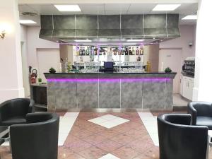 um bar num quarto com um balcão roxo em Hôtel Angelic em Lourdes