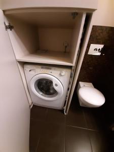 ブワディスワボボにあるApartament Klifのバスルーム(洗濯機、トイレ付)