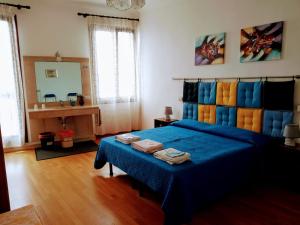 a bedroom with a blue bed with a blue blanket at Casa Favaretto Guest House in Venice