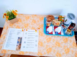 una mesa con una bandeja de comida y un menú en Casa Favaretto Guest House, en Venecia