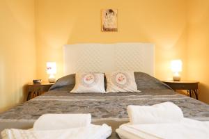 En eller flere senge i et værelse på Villa Ana