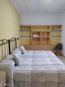 1 dormitorio con 1 cama y 1 silla en CASA ALDONZA, en Ruidera