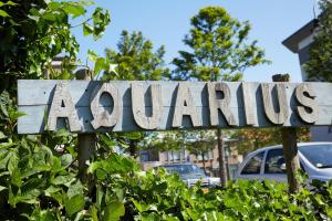 een bord waarop staat jaarinking voor enkele struiken bij Guest House Aquarius in Zandvoort