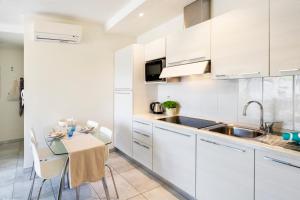 Kuchyň nebo kuchyňský kout v ubytování Mavip Residence