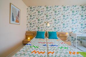 シオーフォクにあるVilla Mária Vendégházのベッドルーム(青い枕の大型ベッド1台付)