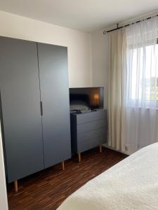Ένα ή περισσότερα κρεβάτια σε δωμάτιο στο Modernes Apartment am Hafen mit Seeblick