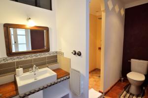 een badkamer met een wastafel en een toilet bij Le village-hôtes in Sainte-Vallière +23 foto's