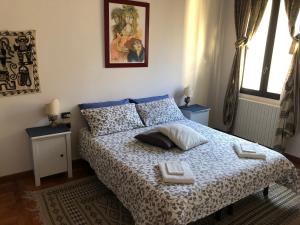 una camera da letto con un letto e due asciugamani di Sotto Il Tetto di Sofia a Firenze