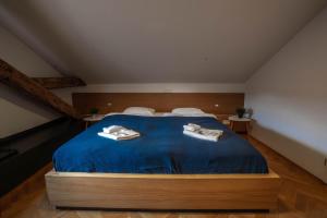 Postel nebo postele na pokoji v ubytování Old Town Square Suites Prague