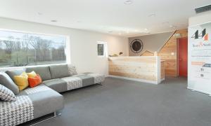 ein Wohnzimmer mit einem Sofa und einem großen Fenster in der Unterkunft 4411 Inn & Suites in Michigan City