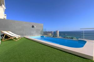 basen na dachu budynku w obiekcie Can Lou-Casa con Caracter en Cullera w mieście Faro de Cullera
