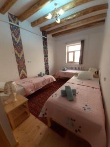 Ένα ή περισσότερα κρεβάτια σε δωμάτιο στο KHIVA ABDULLA Guest House