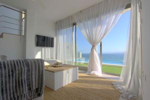 salon z dużym oknem z widokiem na ocean w obiekcie Can Lou-Casa con Caracter en Cullera w mieście Faro de Cullera