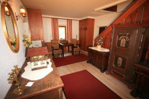 ein Wohnzimmer mit einem Waschtisch und einem Schreibtisch im Zimmer in der Unterkunft Hotel Stadlwirt in Rangersdorf