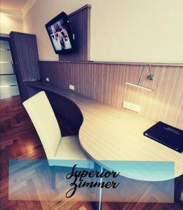 een bureau met een stoel en een tv in een kamer bij Hotel Goldener Anker in Torgau