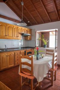 エルミグアにあるCasa Rural Nuevitas Iのキッチン(テーブル、白いテーブルクロス付)