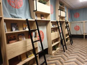 una biblioteca con estanterías de madera y libros en Start Hotel, en Kaohsiung