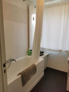 een badkamer met een bad en een wastafel bij Au fil de l eau in Namen