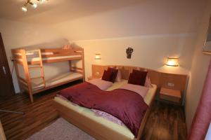 Ein Bett oder Betten in einem Zimmer der Unterkunft Hotel Stadlwirt