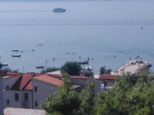 uma vista para uma praia com barcos na água em Apartments Zemunik em Omiš