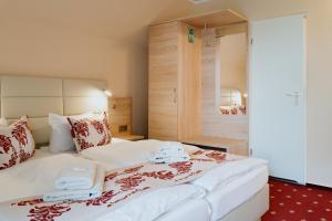 a hotel room with two beds with towels on them at Hotel An den Bleichen in Stralsund